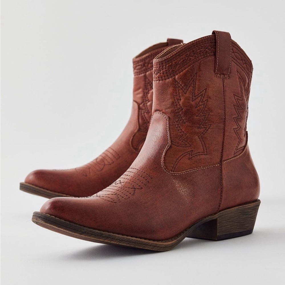 *NWOT* Size 6.5 Matisse Footwear Pistol Cowboy Ankle Boot